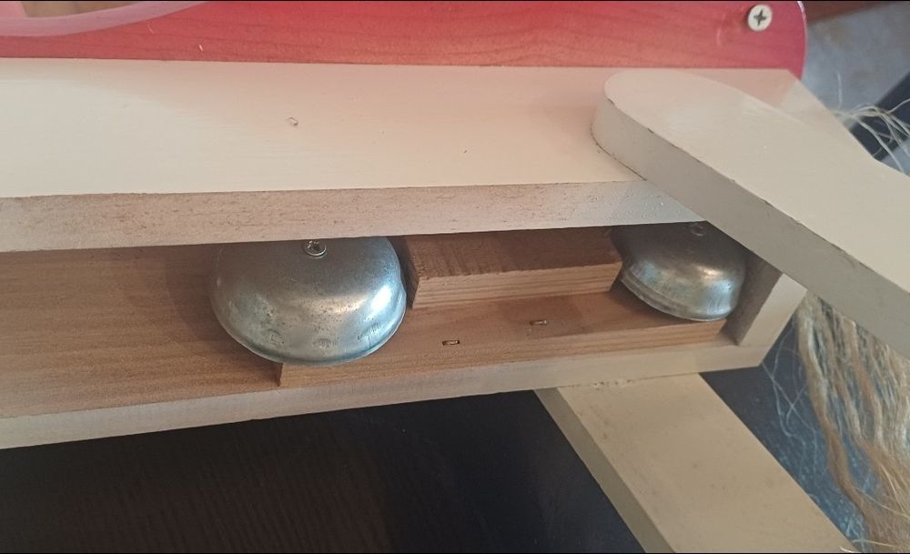 Brinquedo antigo com campainhas