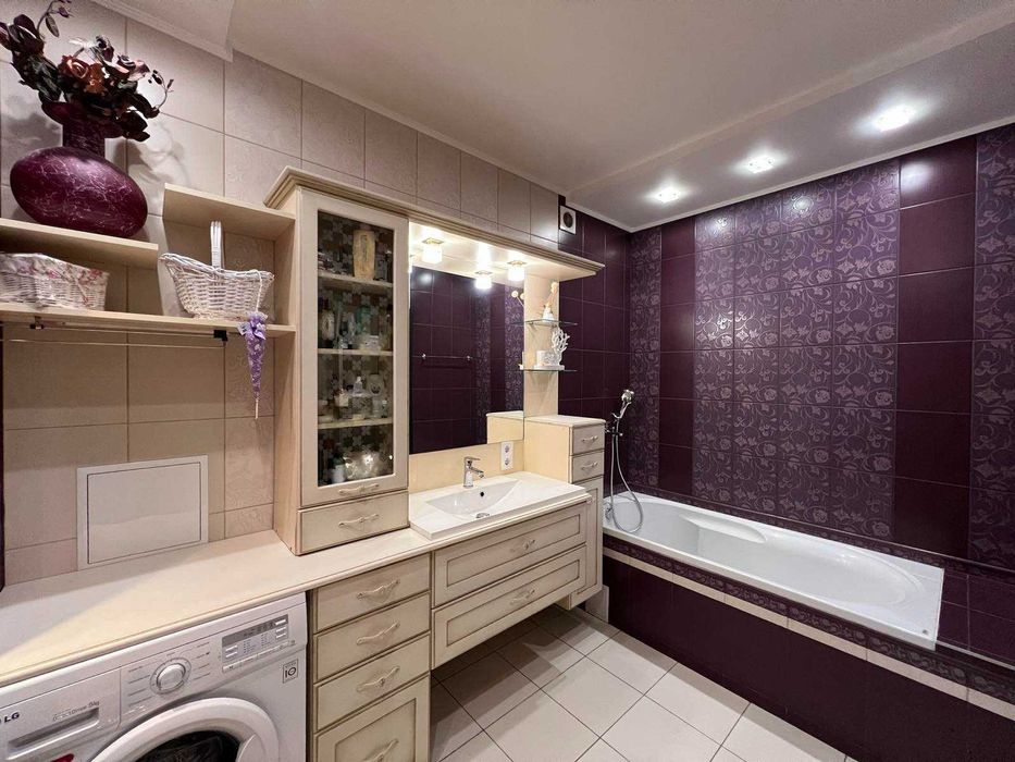 Продаю 2-х кімнатну квартиру в центрі міста (Премьер Хаус)