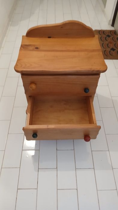 Mesa de cabeceira em madeira do gato preto.