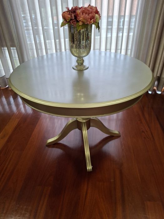 Mesa pé de galo em madeira lacada em dourado suave