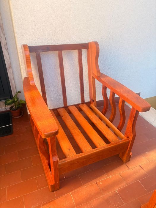 2 cadeirões em madeira