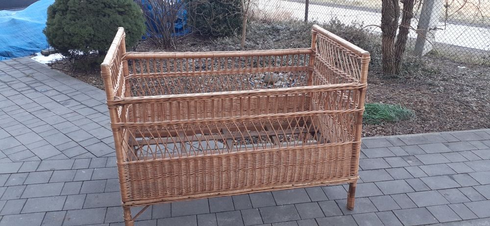 Sprzedam Stare łóżeczko wiklinowe