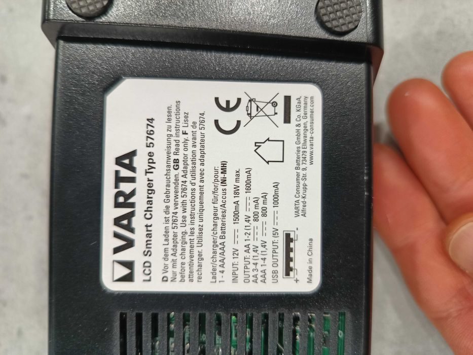 Ładowarka Varta do akumulatorków AA/AAA 4x LCD procesorowa