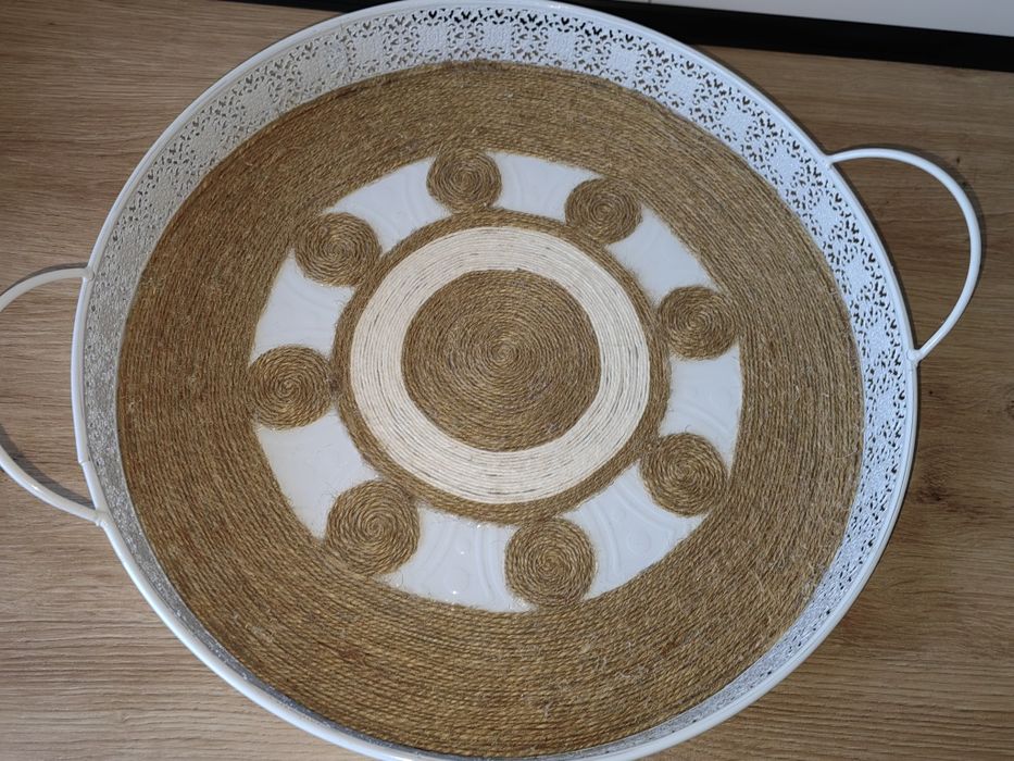 Bardzo piękna taca metalowa z ozdobnym wzorem i jutową nicią*