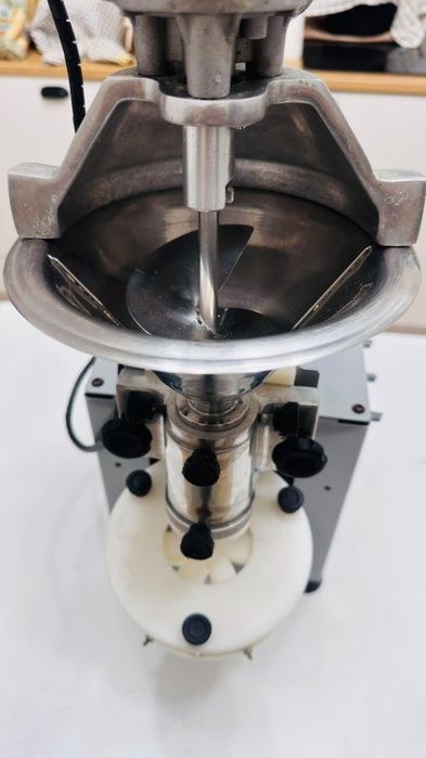 Máquina de salgados com diversos acessórios