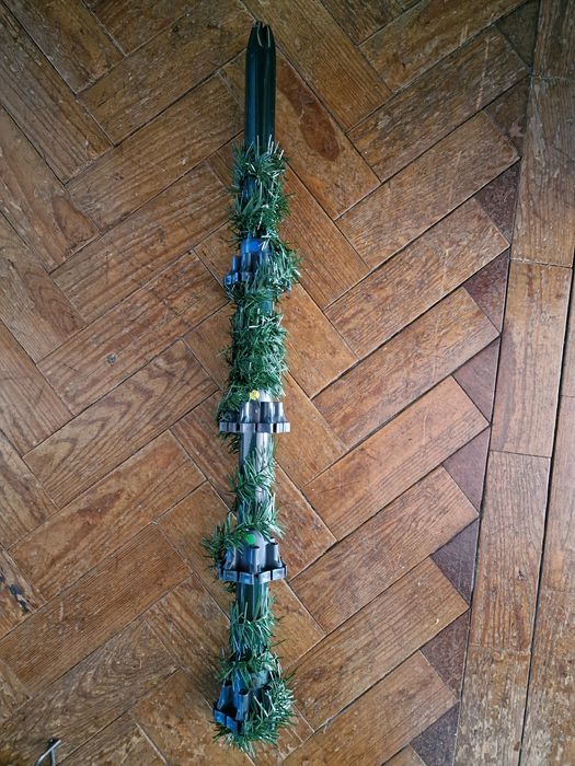 Árvore de Natal com 1m e 55cm altura e 95cm de largura