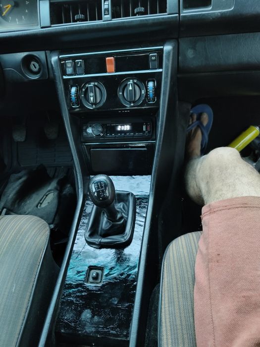 Vende-se Mercedes 200 D em perfeito estado.
