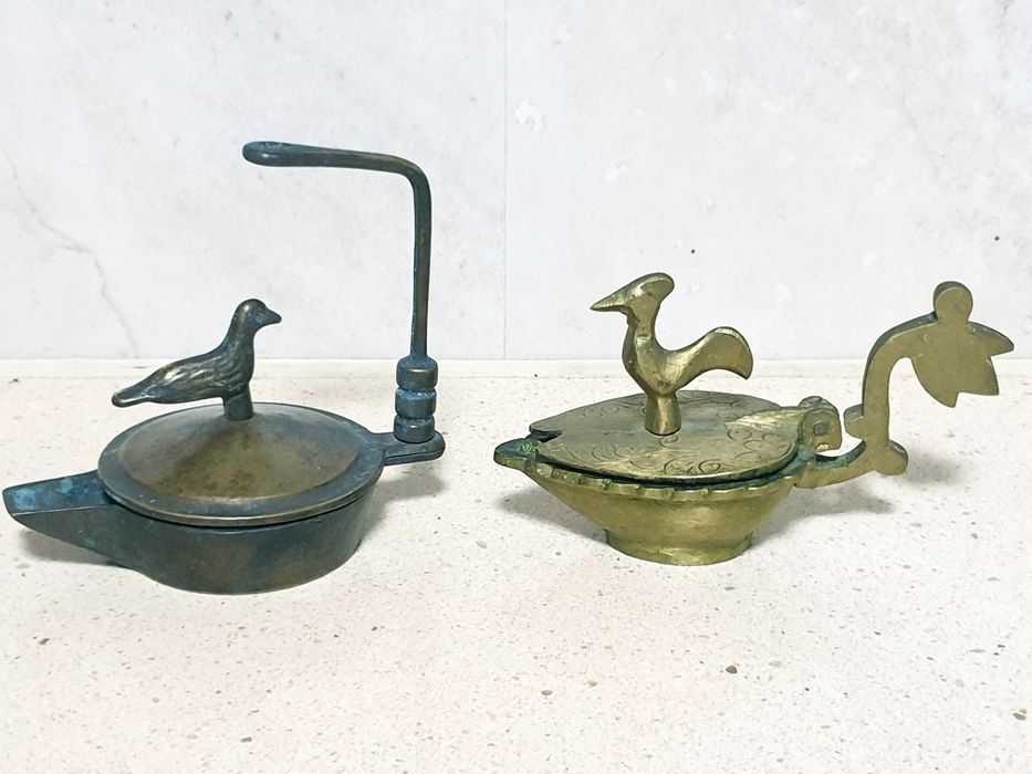 Pequenas antigas lamparinas de azeite em bronze e latão