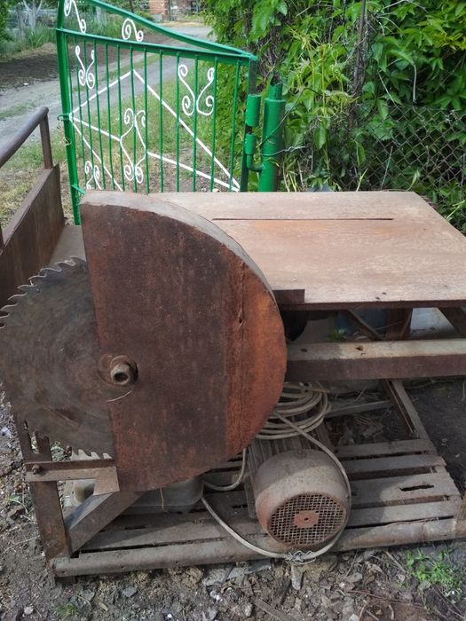 Циркулярка з двигуном.