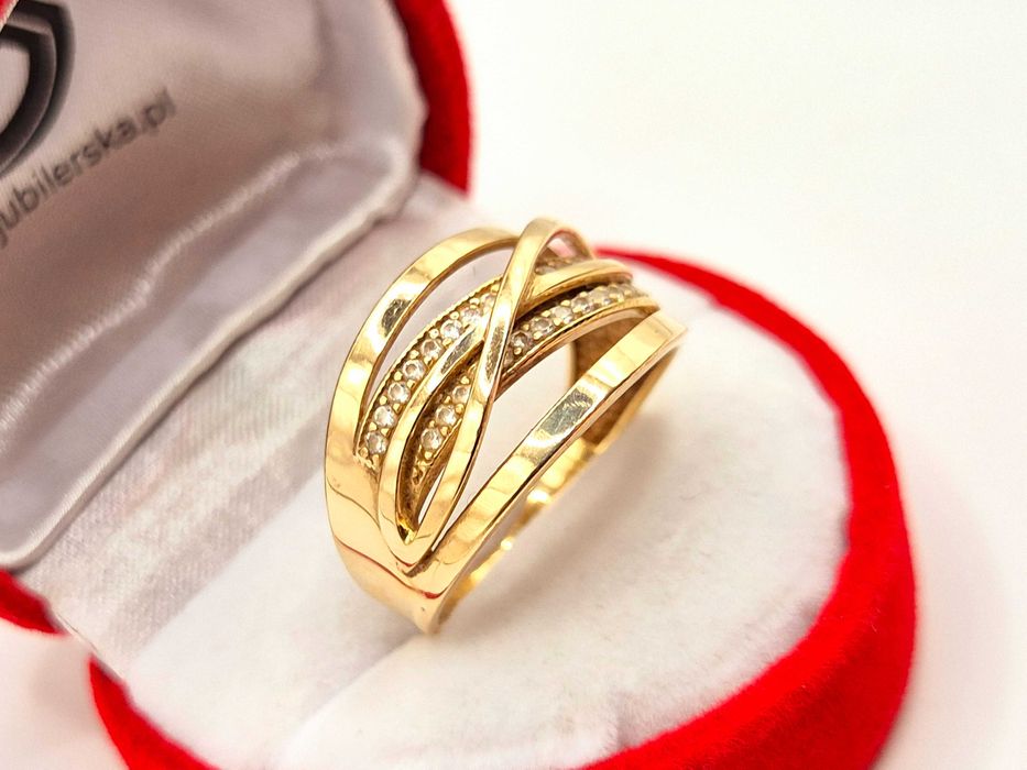 Duży pierścionek wykonany ze złota 333 (8K).