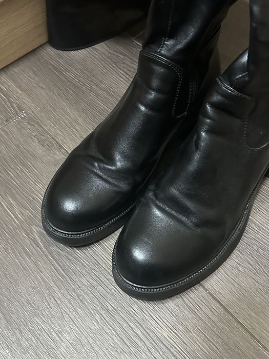 Високі чорні ботфорти чоботи