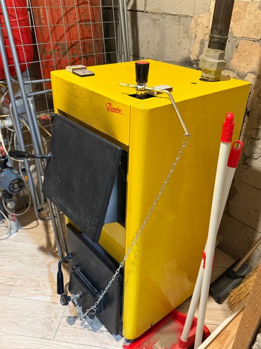 Будинок з ремонтом, є твердопаливний котел та резервне живлення