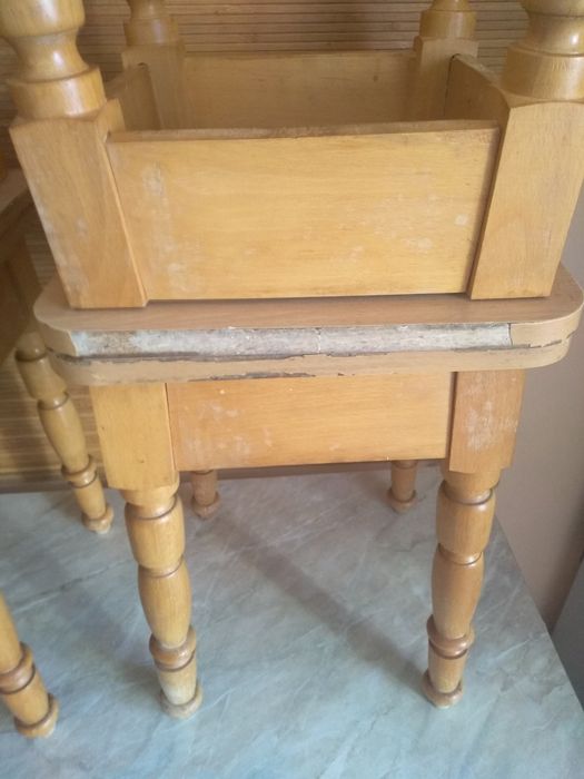 Стіл і чотири табуретки