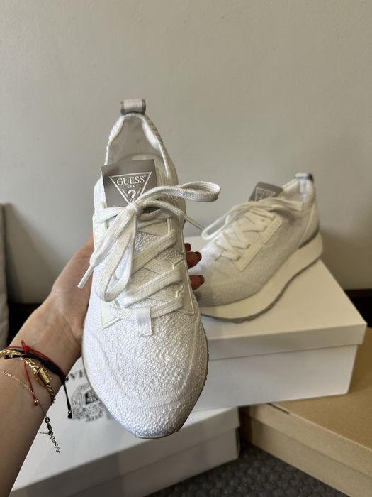 Eleganckie Guess białe 37