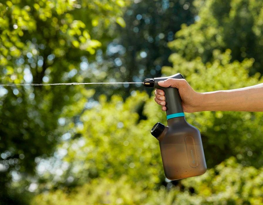 Розпилювач оприскувач Gardena 11114-20  працює від батарейок  1 л