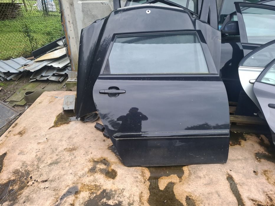 Двері комплект  toyota avensis verso 2004
Р