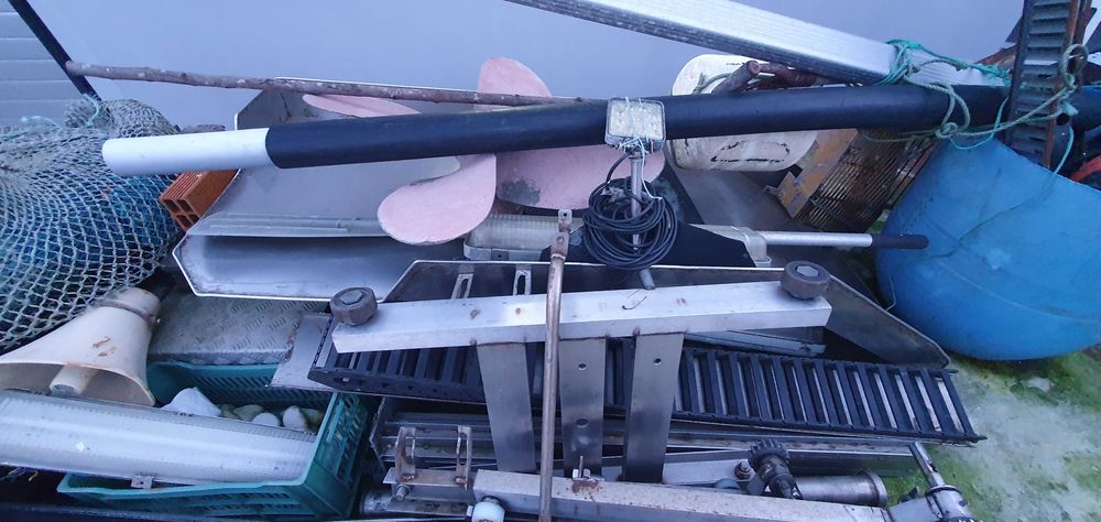 Conjunto de alador de redes e hélice barco