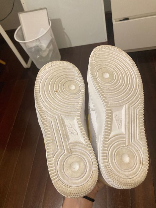 Sapatilhas air force 1 logo amarelo