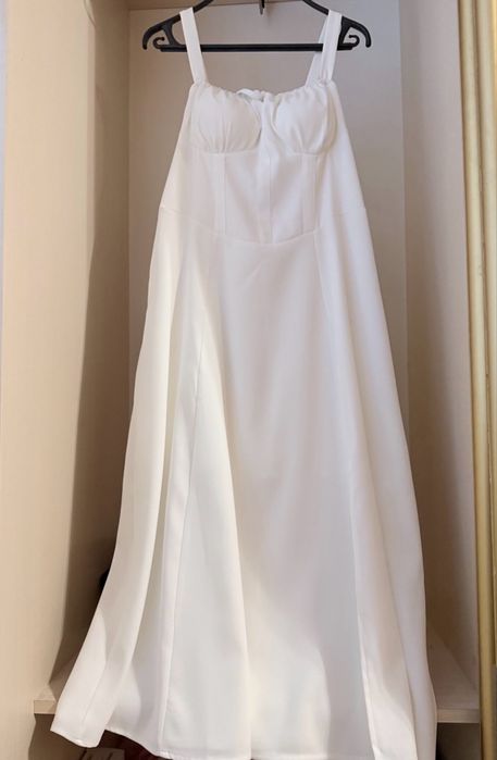 Жіноче біле плаття