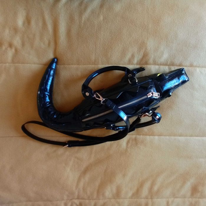 Bolsa preta em forma de crocodilo
