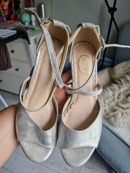 Buty skórzane/sandaly rozm. 37 srebrne na obcasie typu klocek