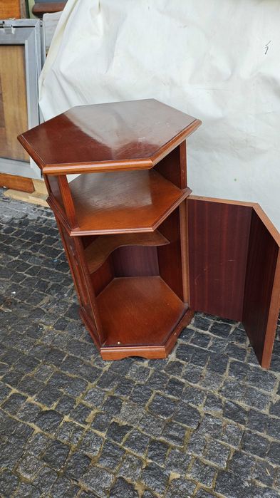 Mesas de apoio em ótimo estado