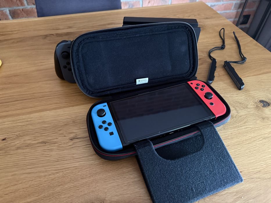 Konsola Nintendo Switch + 4 Pady + Ładowarka + Etui (Czytaj opis)