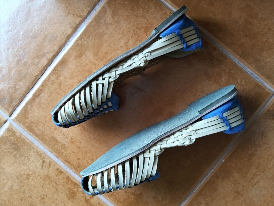 Sapatos de verão às tiras