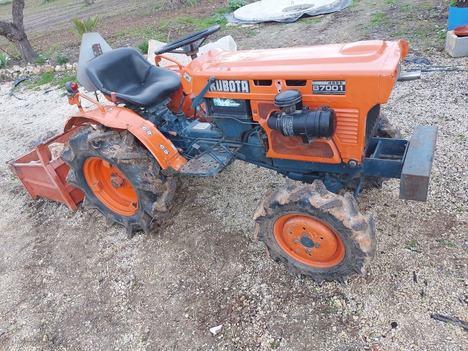Kubota B7001 de 3 cilindros , 4x4, muito bom de motor.