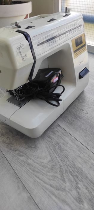 Máquina de costura marca Lervia KH4001