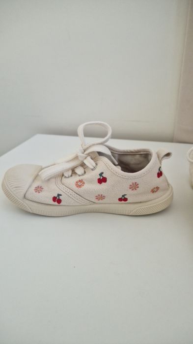 Materiałowe trampki wiśnie Zara 27