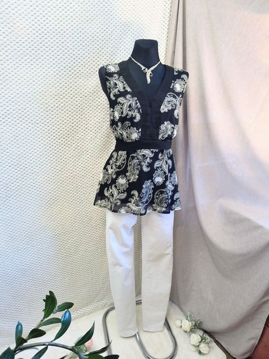 Biało czarna elegancka bluzka bez rękawów wiązana w pasie dekolt V szpic r. 3XL 46