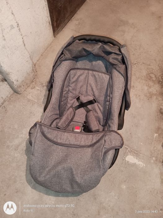 Fotelik samochodowy dla noworodka