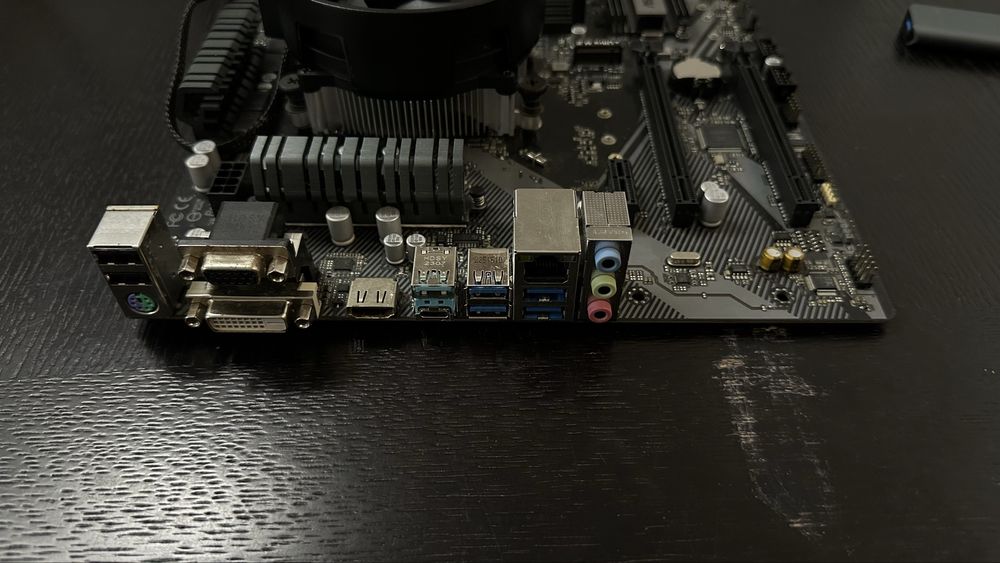 Материнська плата ASRock B450M PRO4 Am4 ryzen 3 3200g