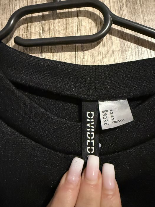 Czarna sukienka H&M Divided wycięcie w talii cut out M