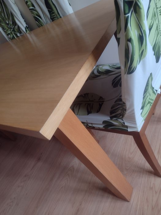 Mesa em madeira e  6 cadeiras para sala de jantar