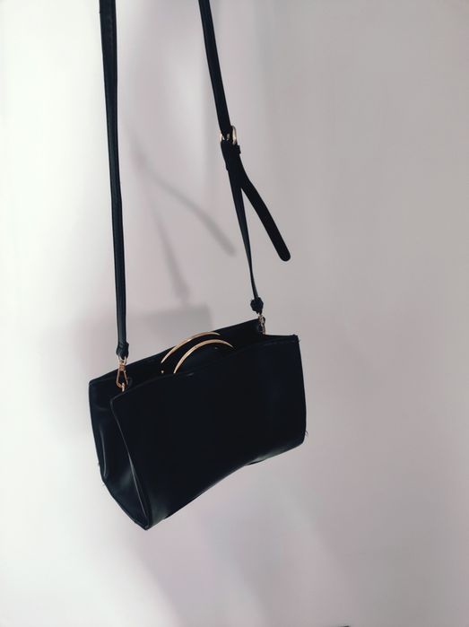 Torebka czarna na ramię złote dodatki