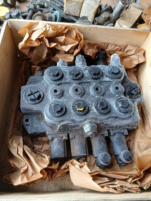 Продам распределители на Маниту 731