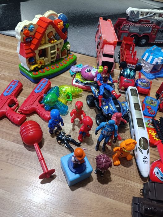 Mega Lote de Brinquedos – Carros, Comboios, Bonecos e Muito Mais!