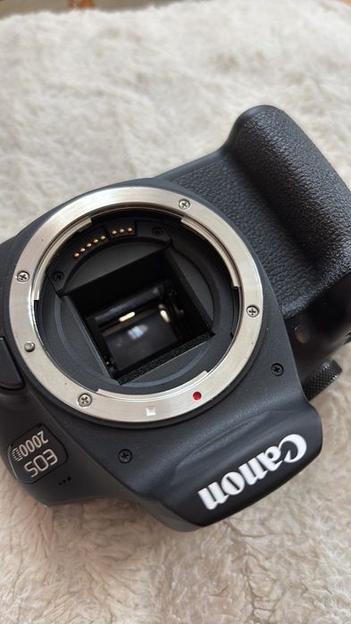 Фотоапарат Canon EOS 2000D