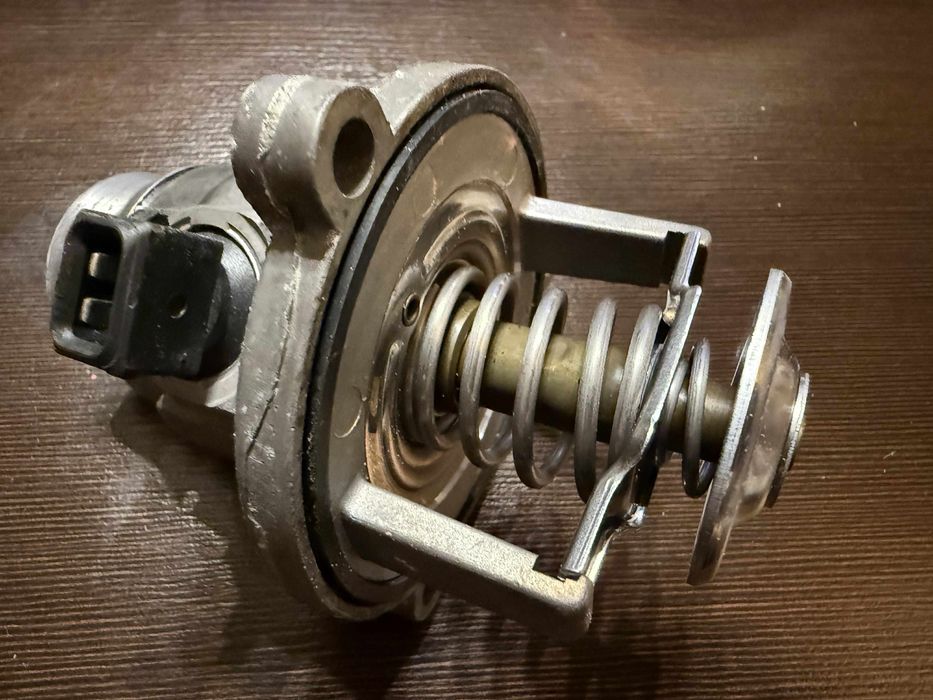 Termostat WAHLER zdemontowany z BMW e60
