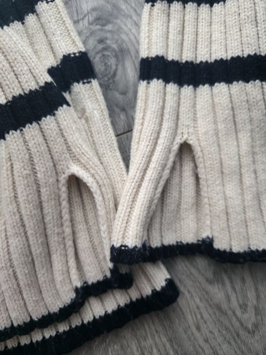 Sweter w paski, z rozcięciami na rękawach i stójką