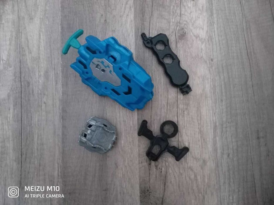 Beyblade арена, бейблейди, запускачі та інші деталі