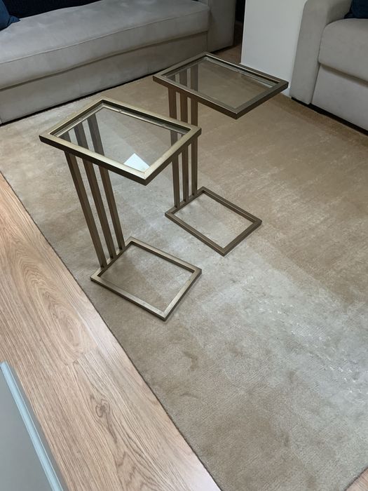 Duas mesas de apoio de sofá