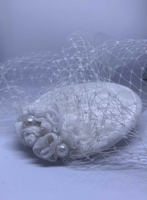 nowy elegancki toczek ślubny z woalką koronka kwiaty grzebyk średni