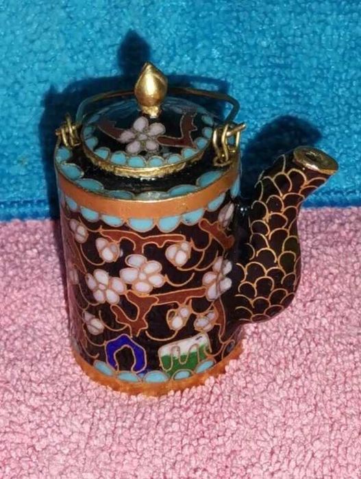 Bule em miniatura decorativo 
feito com a técnica de esmalte cloisonné