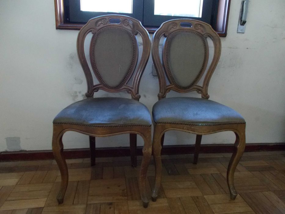 Duas cadeiras de sala de jantar.