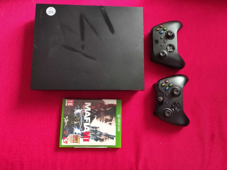 Xbox One X 1TB dwa pady, okablowanie plus gra Mafia 3