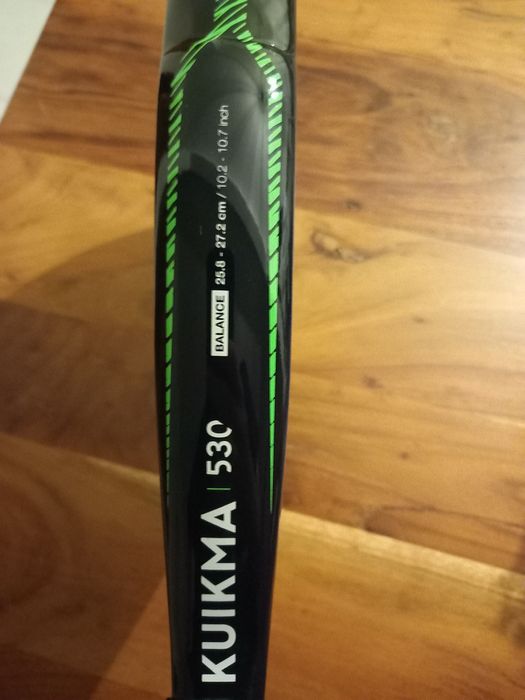 Raquete de Padel Kuikma 530, com um jogo de bolas Head.