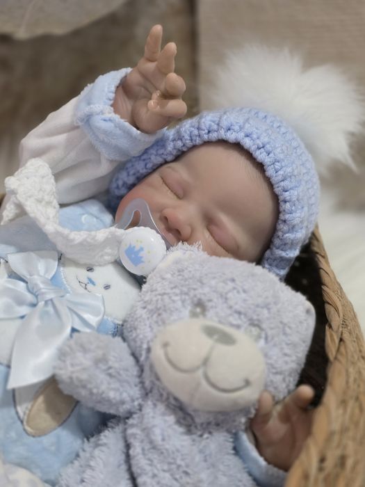 Bebé reborn menino 50 cm  Kit August com enxoval